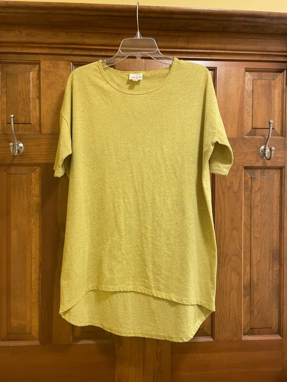 LuLaRoe Short Sleeve Tee in Lime‎ Green/Yellow, High Low Hem, Size Small